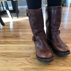 Adjustable buckle leather boots very comfy